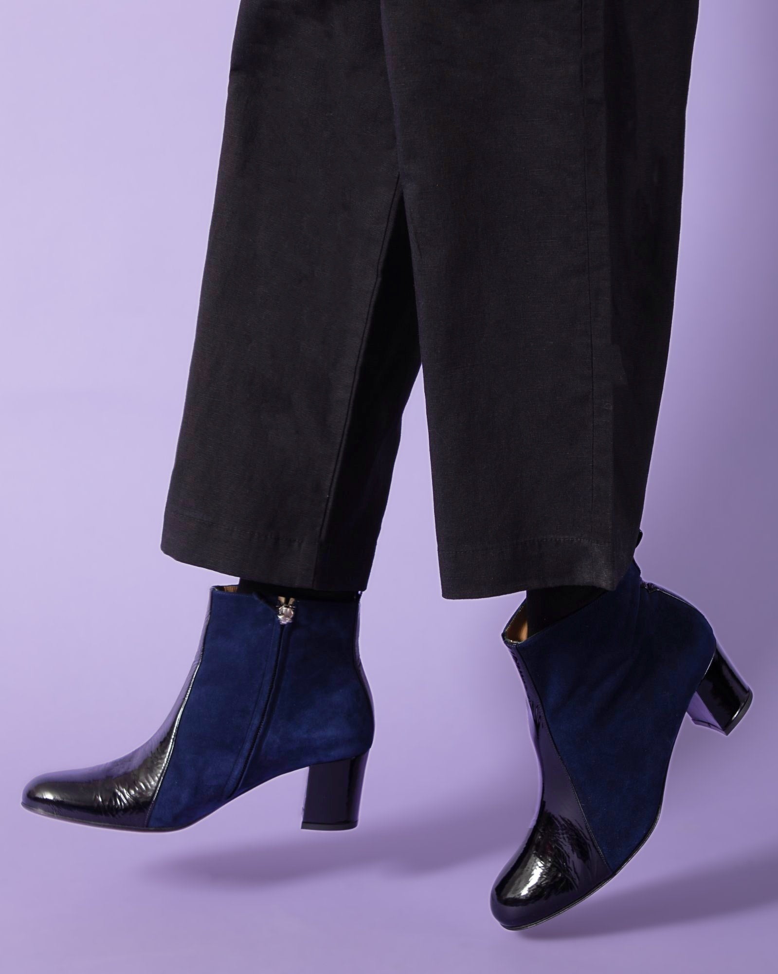 Bégum Paris Londres Boot in navy blue – women's ankle boot with suede body and patent leather toe cap and heel, block heel, side zip