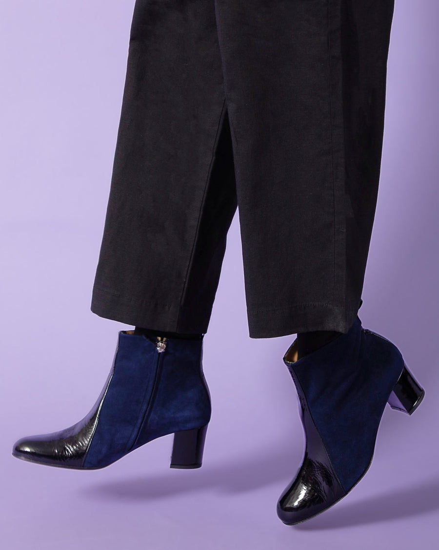 Bégum Paris Londres Boot in navy blue – women's ankle boot with suede body and patent leather toe cap and heel, block heel, side zip